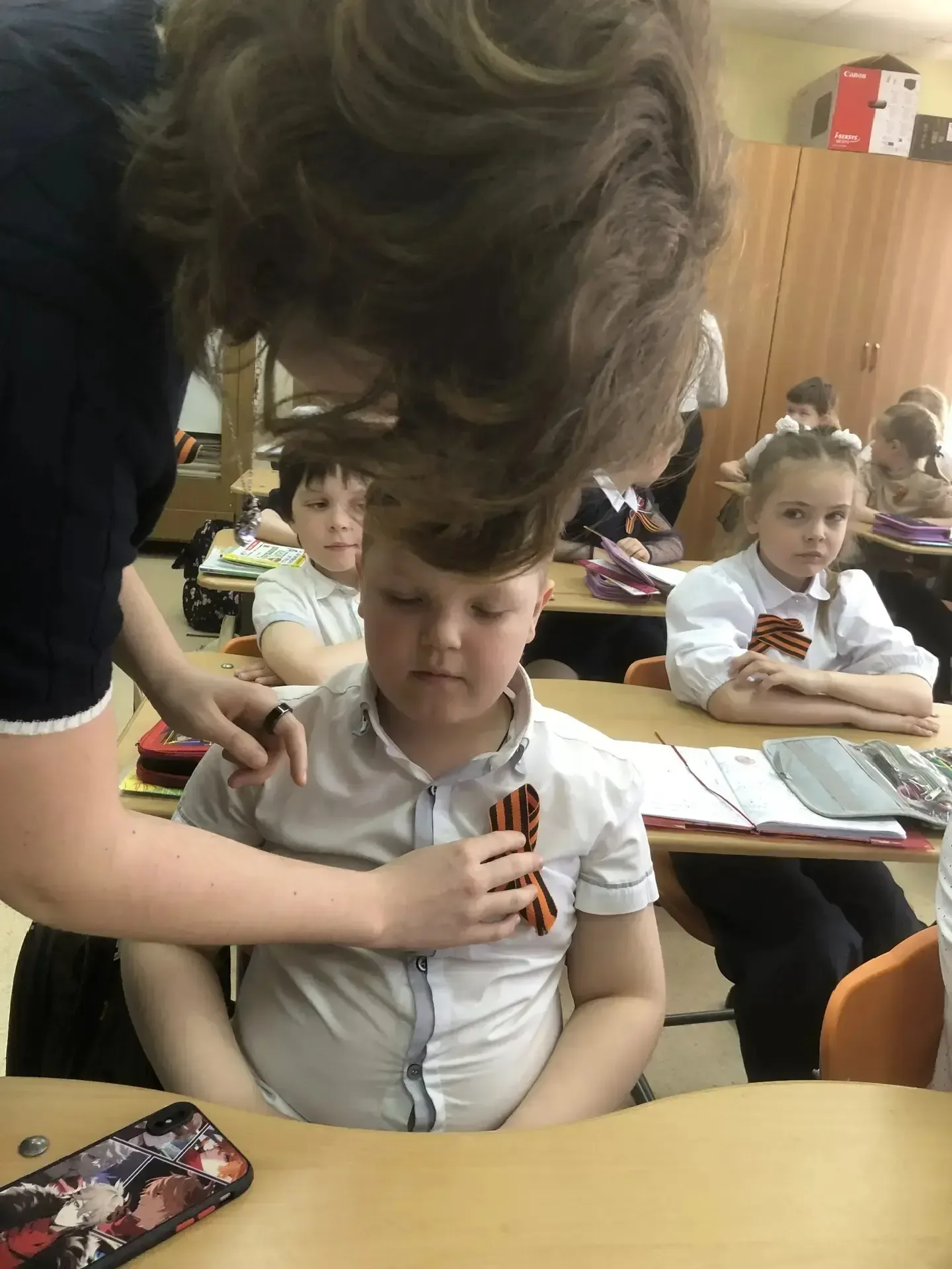 В рамках Всероссийской акции "Георгиевская ленточка" учащиеся 11г класса пришли в 1д класс, чтобы ра