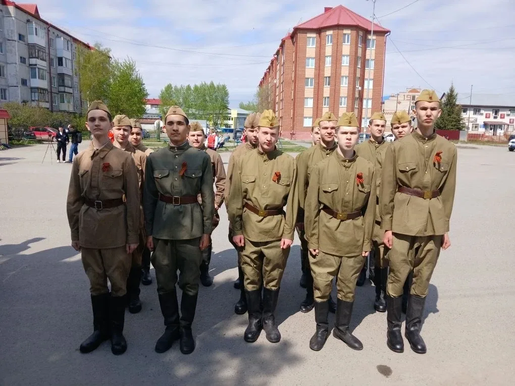 8 мая в селе Каскара ребята из кадетских классов «Орлы» и «Патриот» приняли участие в поздравлении в