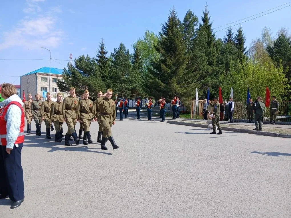 8 мая в селе Каскара ребята из кадетских классов «Орлы» и «Патриот» приняли участие в поздравлении в