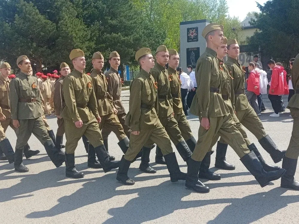 8 мая в селе Каскара ребята из кадетских классов «Орлы» и «Патриот» приняли участие в поздравлении в