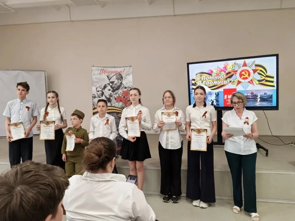 Прошла война, прошла страда,  Но боль взывает к людям : Давайте, люди , никогда  Об этом не забудем 