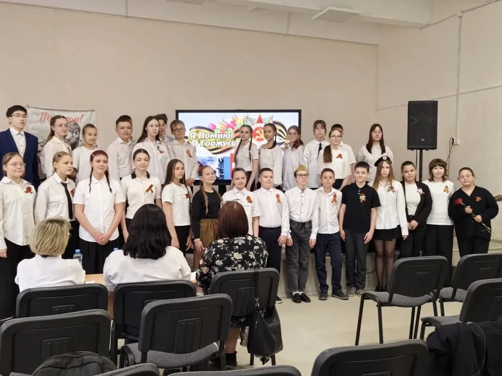 Прошла война, прошла страда,  Но боль взывает к людям : Давайте, люди , никогда  Об этом не забудем 