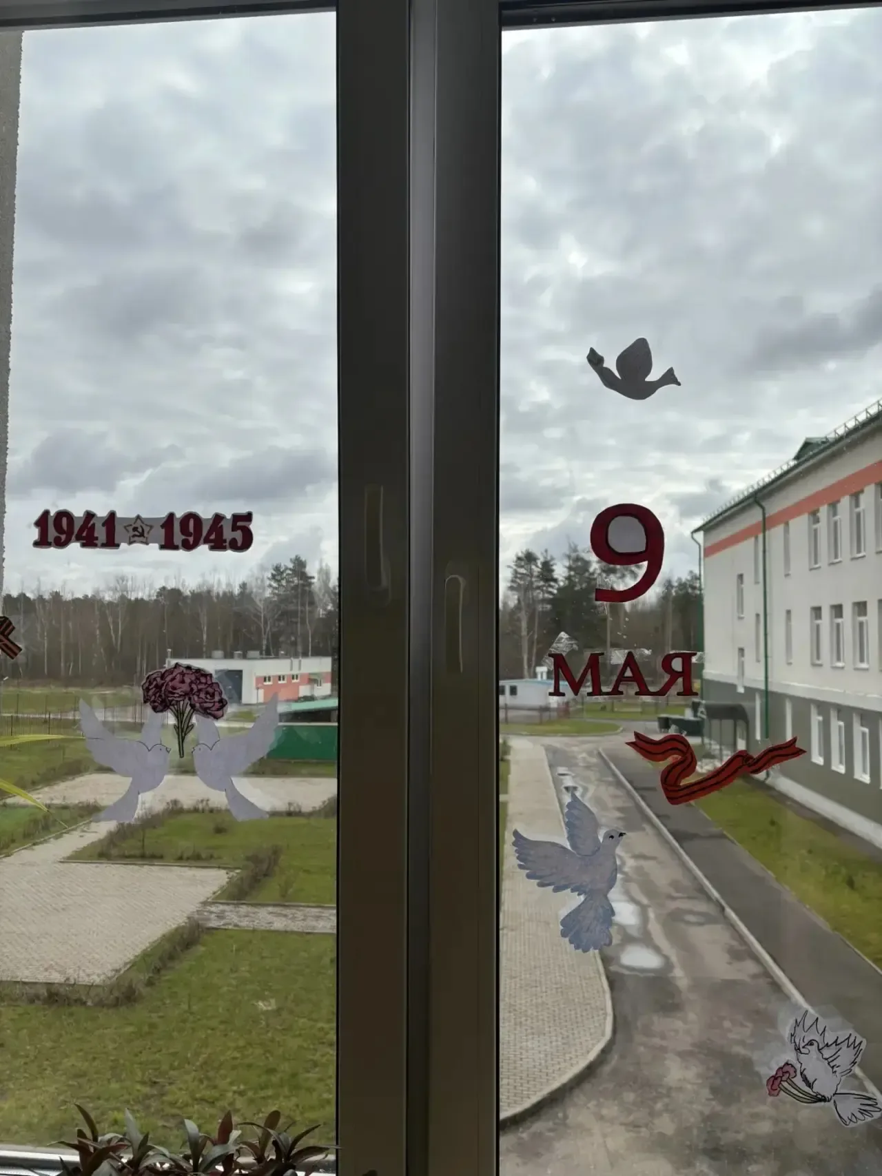 Акция «Окна Победы». 🎇  📌В преддверии великого праздника — Дня Победы — наша школа продолжает акцию 