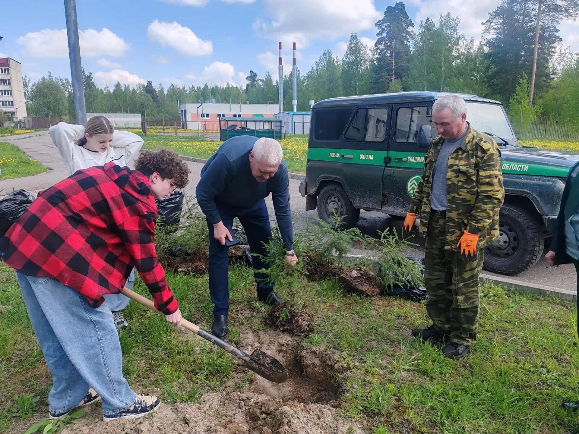 14 мая в нашей школе состоялась акция «Аллея памяти», в ходе которой учащиеся 8 «Агро» класса совмес