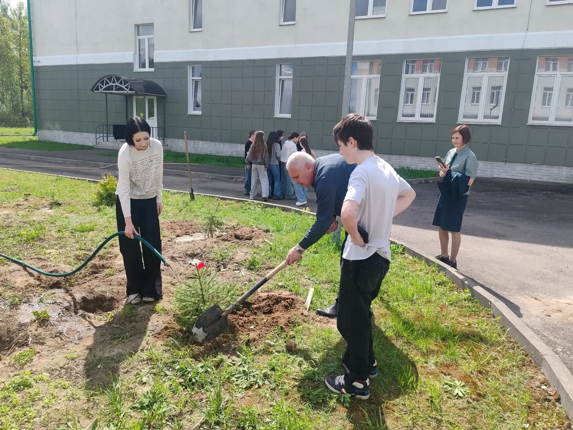 14 мая в нашей школе состоялась акция «Аллея памяти», в ходе которой учащиеся 8 «Агро» класса совмес