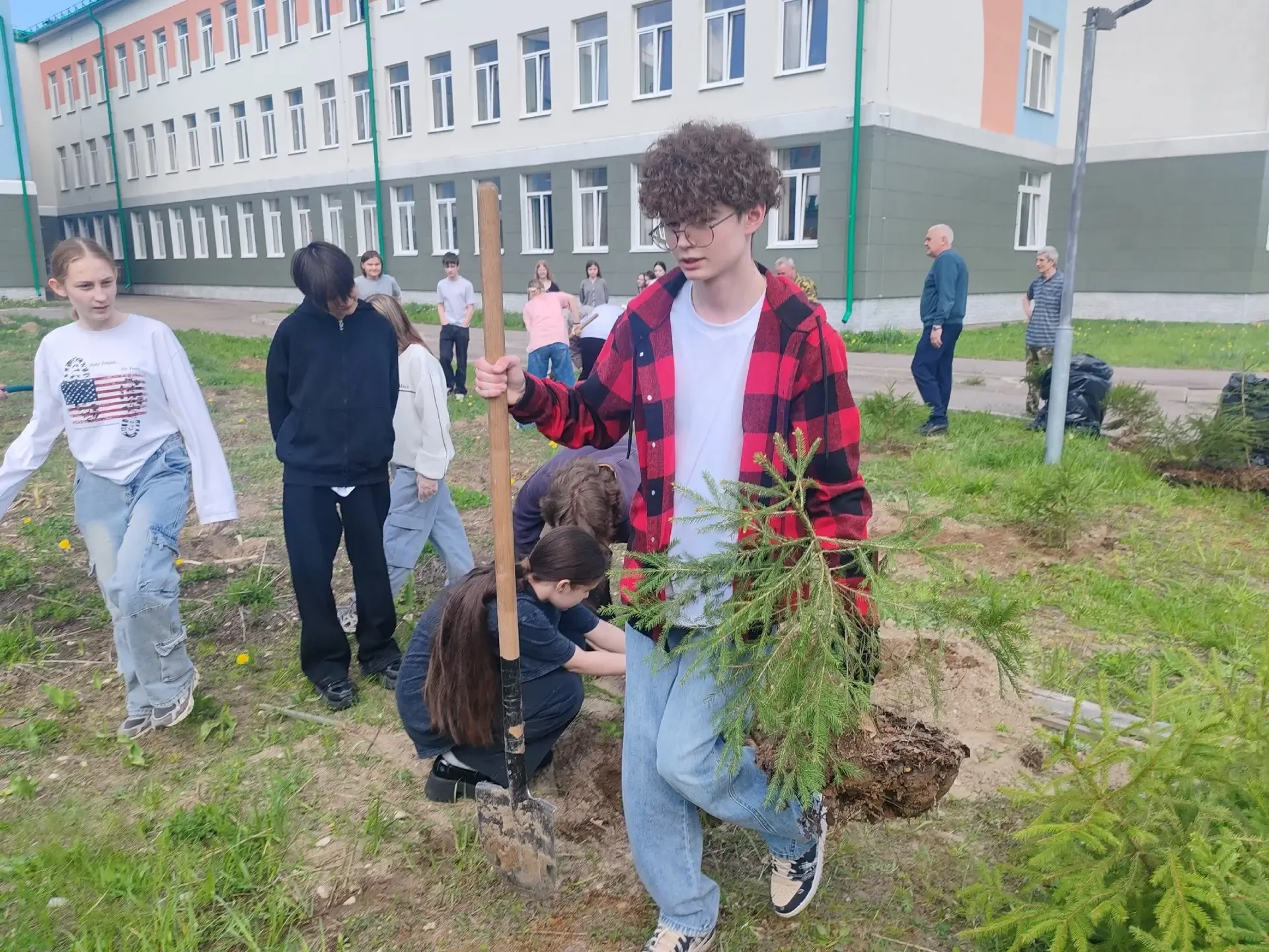 14 мая в нашей школе состоялась акция «Аллея памяти», в ходе которой учащиеся 8 «Агро» класса совмес