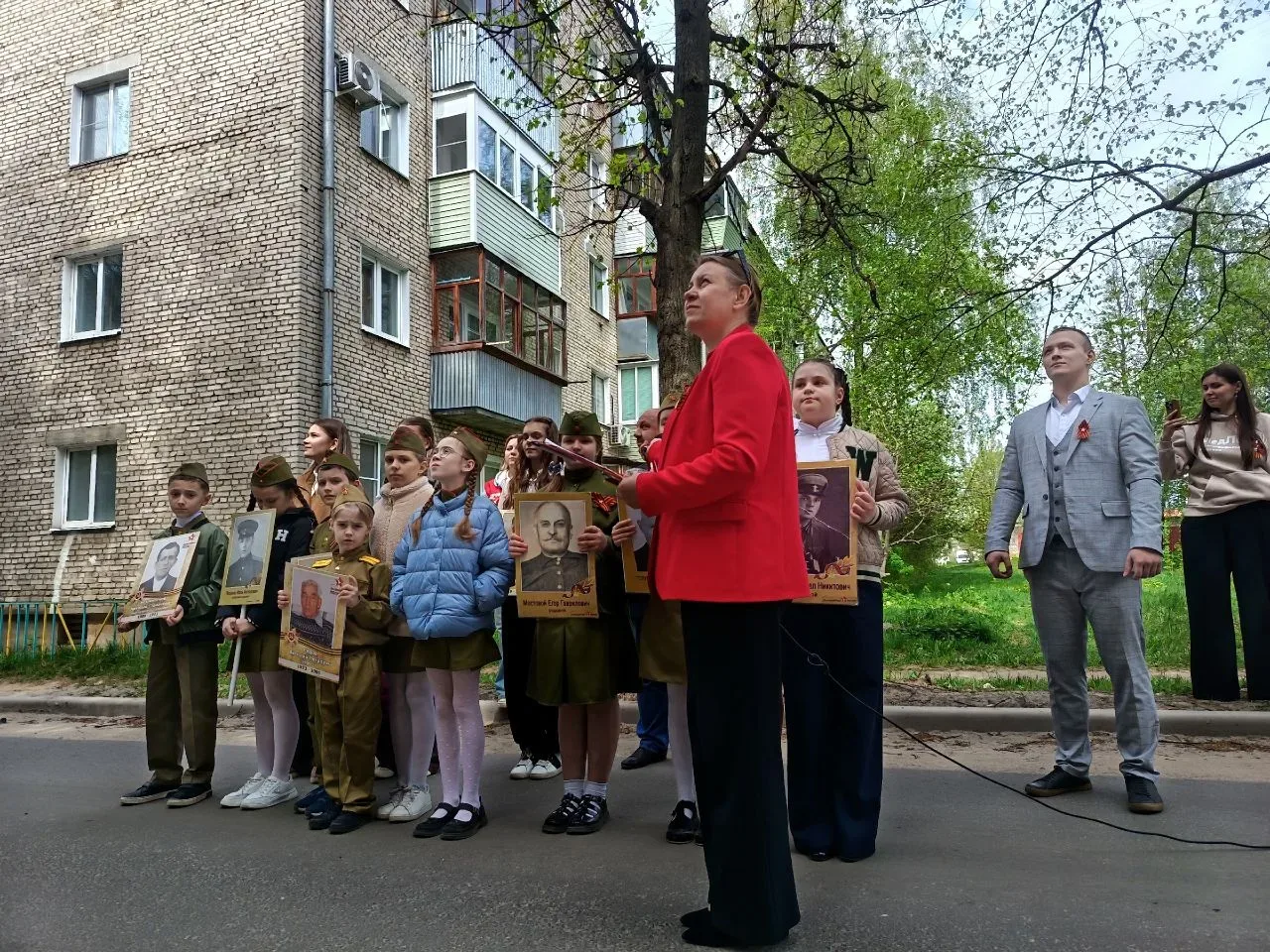 🙏 Вот уже несколько лет "Фронтовая бригада" радует Ветеранов... ✅ В канун Дня Победы снова поздравил