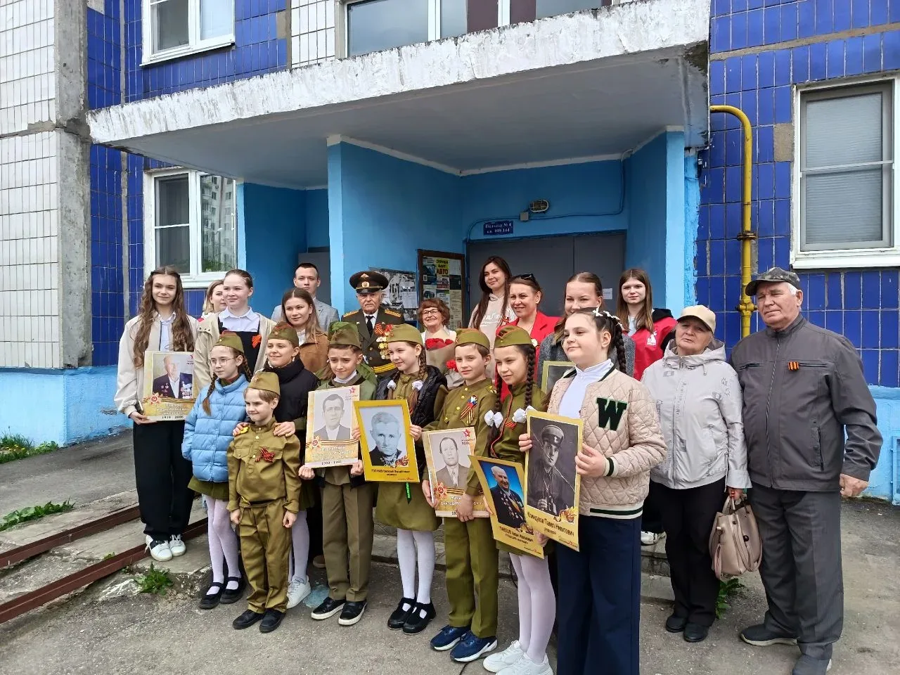 🙏 Вот уже несколько лет "Фронтовая бригада" радует Ветеранов... ✅ В канун Дня Победы снова поздравил