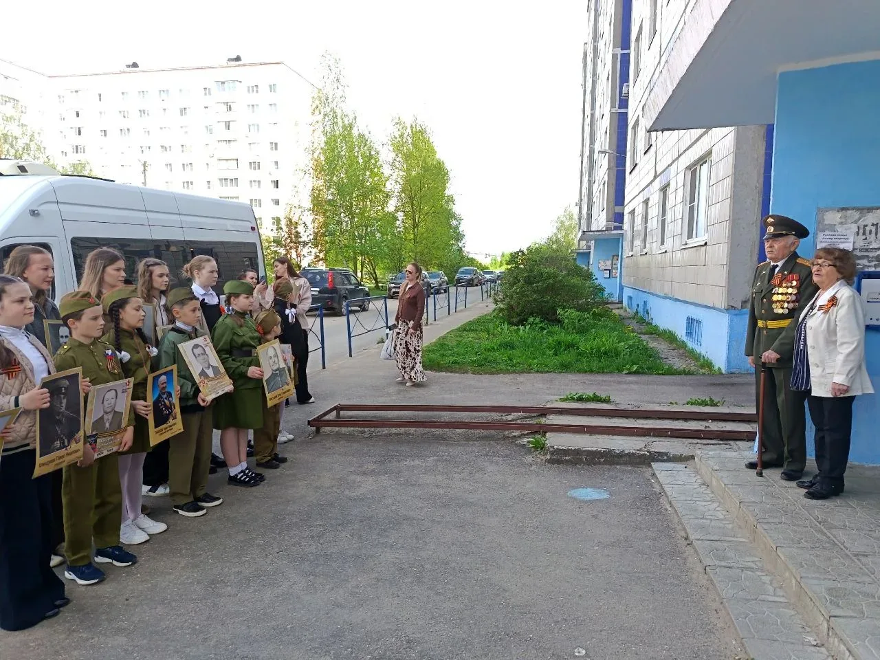 🙏 Вот уже несколько лет "Фронтовая бригада" радует Ветеранов... ✅ В канун Дня Победы снова поздравил