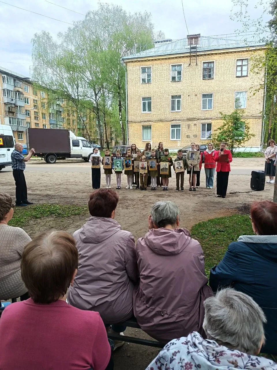 🙏 Вот уже несколько лет "Фронтовая бригада" радует Ветеранов... ✅ В канун Дня Победы снова поздравил