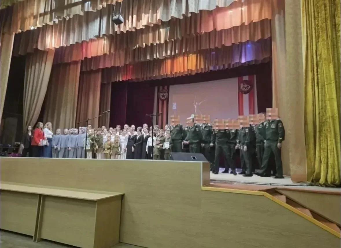 🙏 Вот уже несколько лет "Фронтовая бригада" радует Ветеранов... ✅ В канун Дня Победы снова поздравил