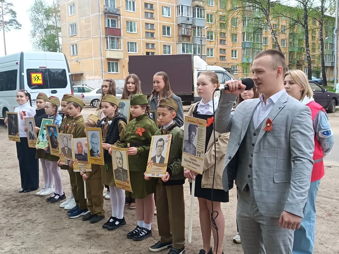 🙏 Вот уже несколько лет "Фронтовая бригада" радует Ветеранов... ✅ В канун Дня Победы снова поздравил