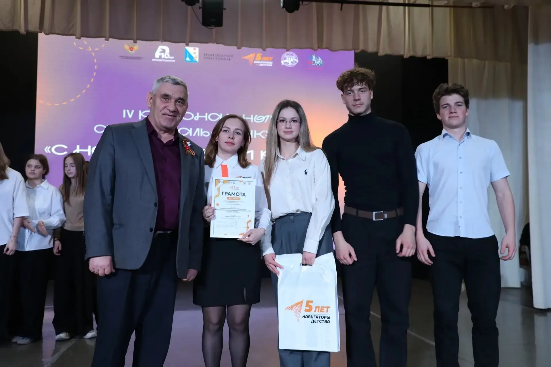 💫С наставником вместе   Обучающиеся нашей школы совместно с советником директора по воспитанию Диано