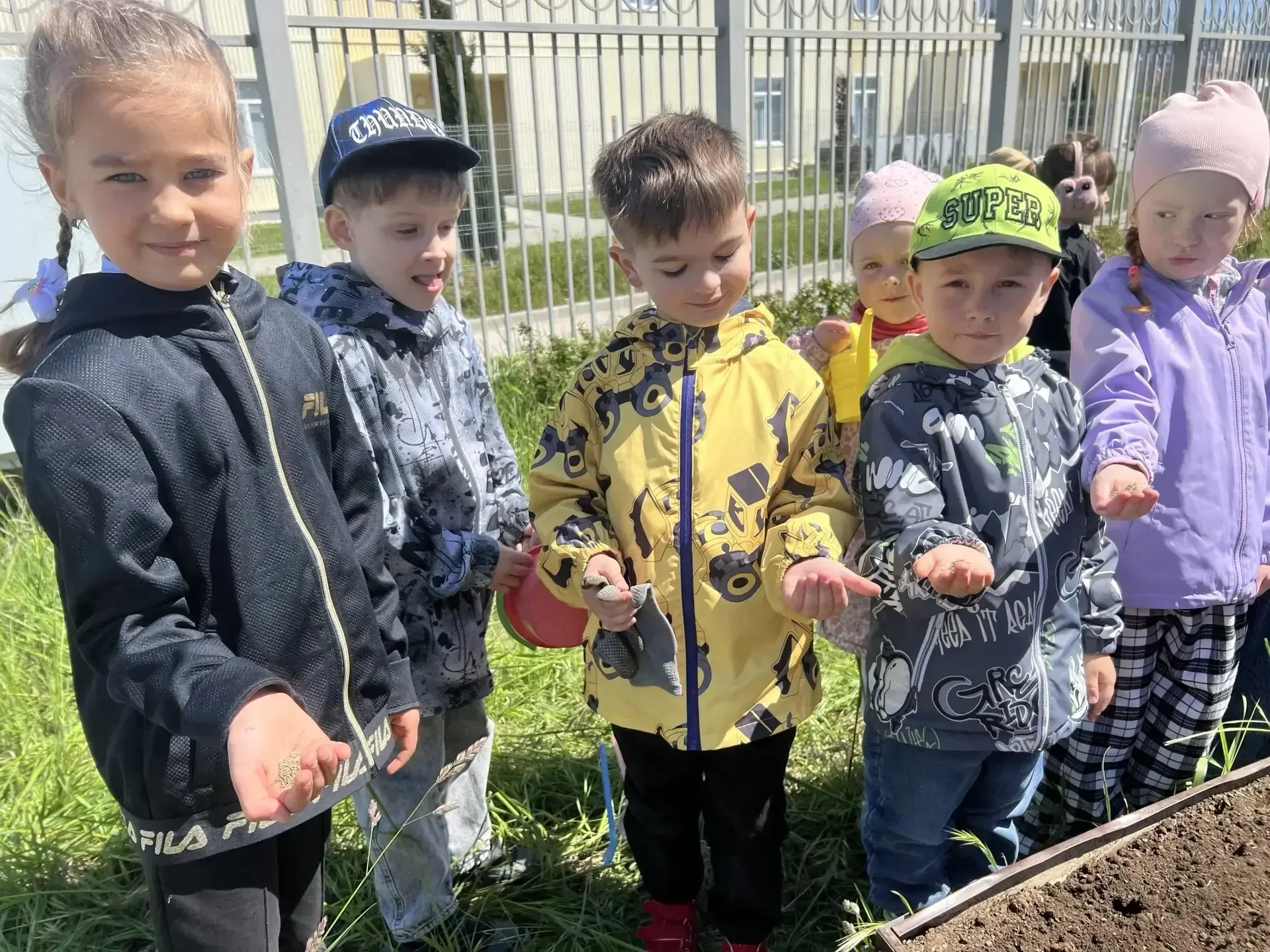 🌱 Сегодня в нашем классе произошло что-то особенное! 🌱  Ребята из 1-В класса вместе с воспитанниками
