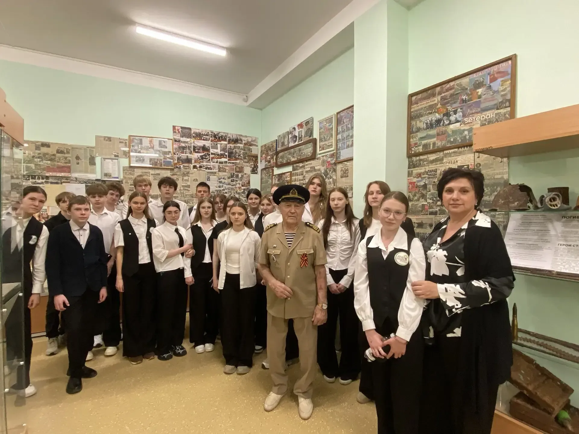 Сегодня ученики 9-К класса посетили персональную выставку Ворошилова Михаила Григорьевича «Великая О