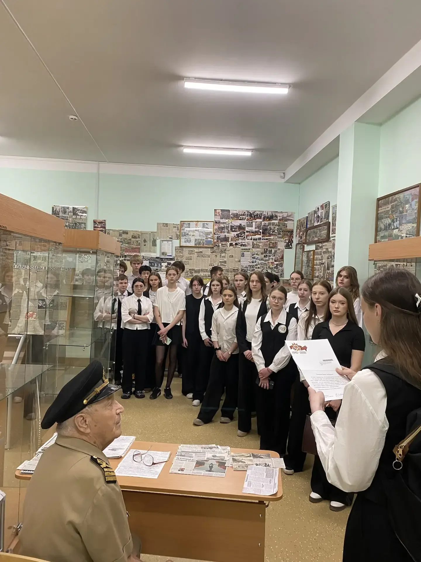 Сегодня ученики 9-К класса посетили персональную выставку Ворошилова Михаила Григорьевича «Великая О