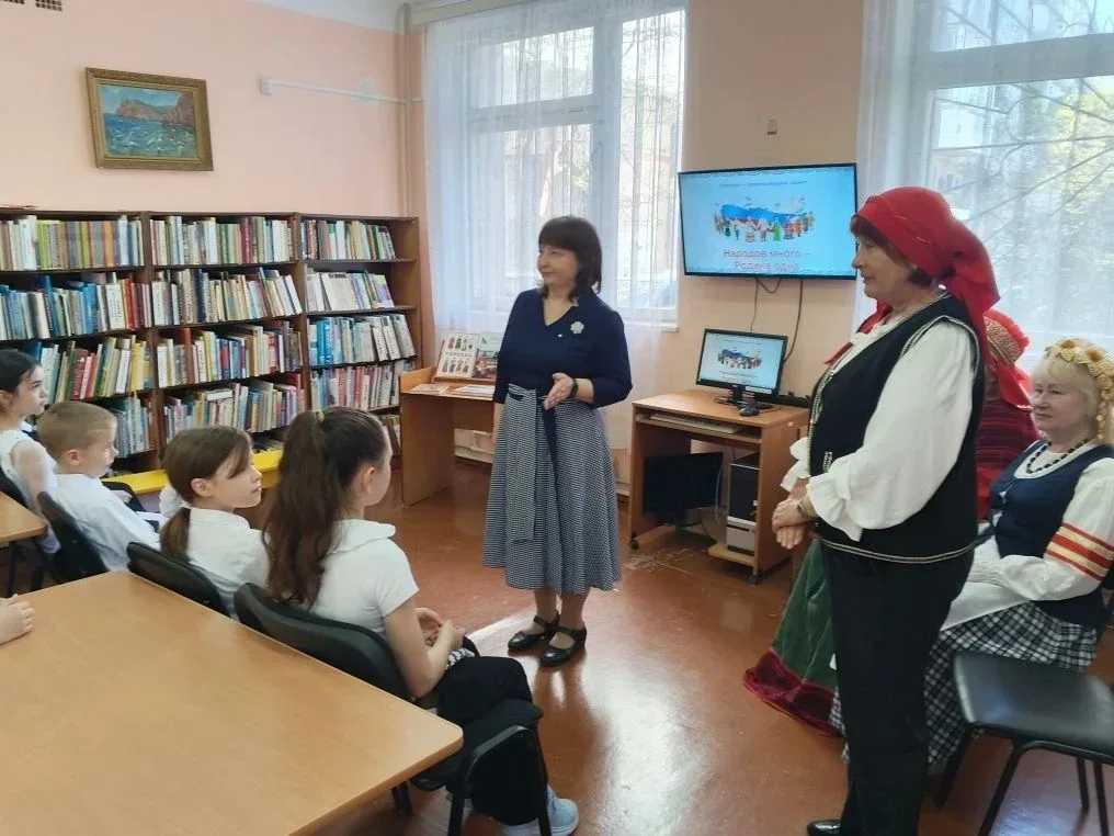 Народов много – Родина одна!  Накануне праздника 1 Мая ученики 3-Е класса посетили очередное занятие