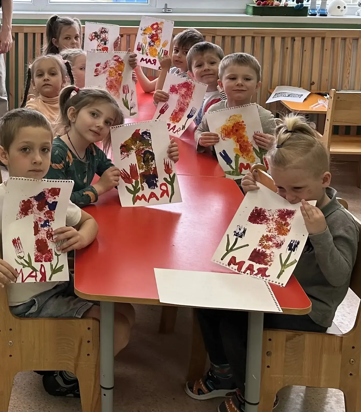 С праздником 1 Мая! 🌸  Ребята из группы «Кузнечик» познакомились с необычными техниками рисования и 