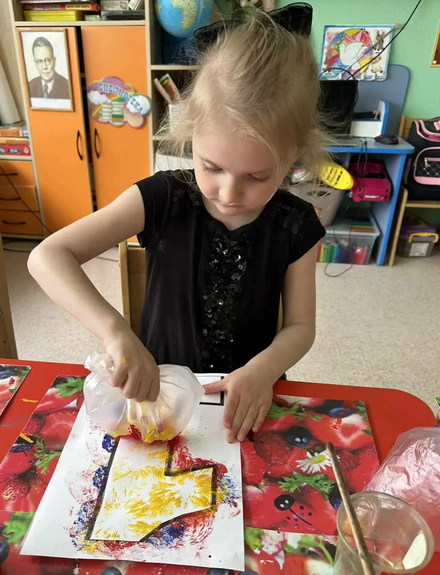 С праздником 1 Мая! 🌸  Ребята из группы «Кузнечик» познакомились с необычными техниками рисования и 