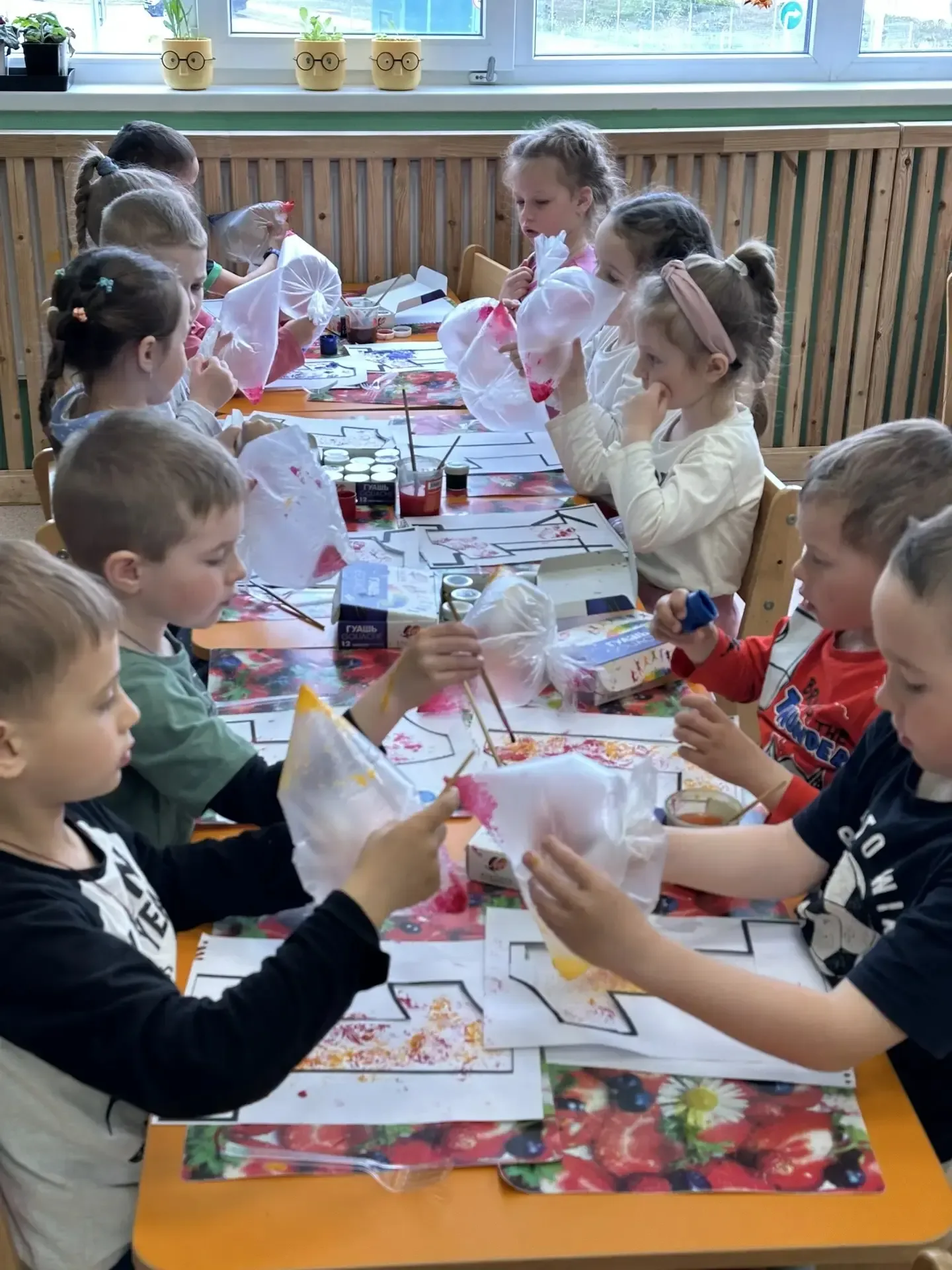 С праздником 1 Мая! 🌸  Ребята из группы «Кузнечик» познакомились с необычными техниками рисования и 