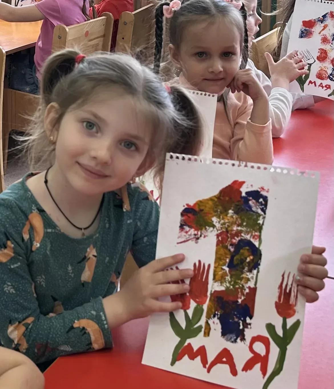 С праздником 1 Мая! 🌸  Ребята из группы «Кузнечик» познакомились с необычными техниками рисования и 