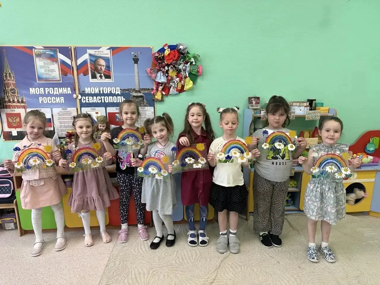🎨 Весеннее вдохновение! Рисуем по стеклу!  В группе «Кузнечик» прошло необычное творческое занятие —