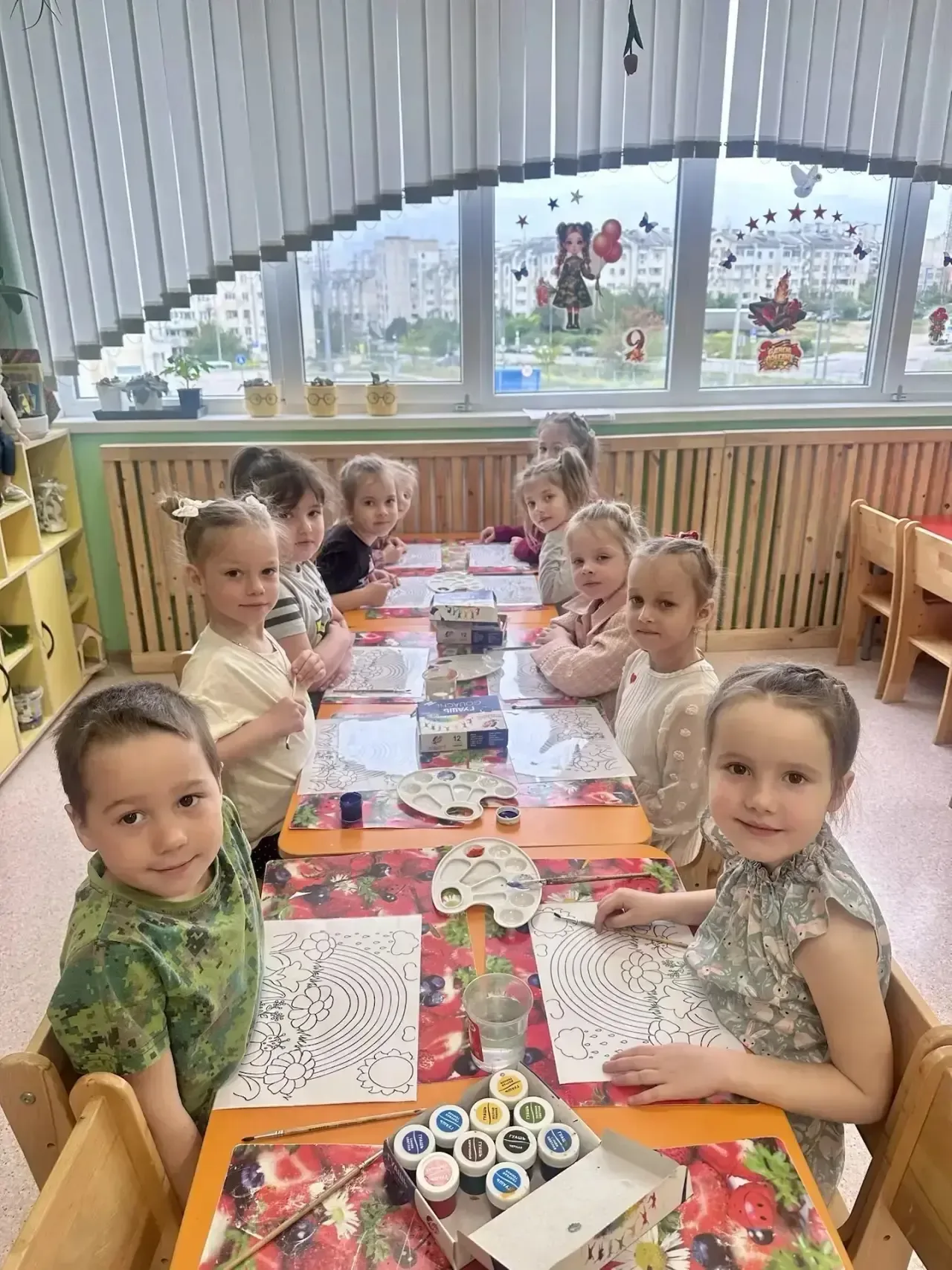 🎨 Весеннее вдохновение! Рисуем по стеклу!  В группе «Кузнечик» прошло необычное творческое занятие —