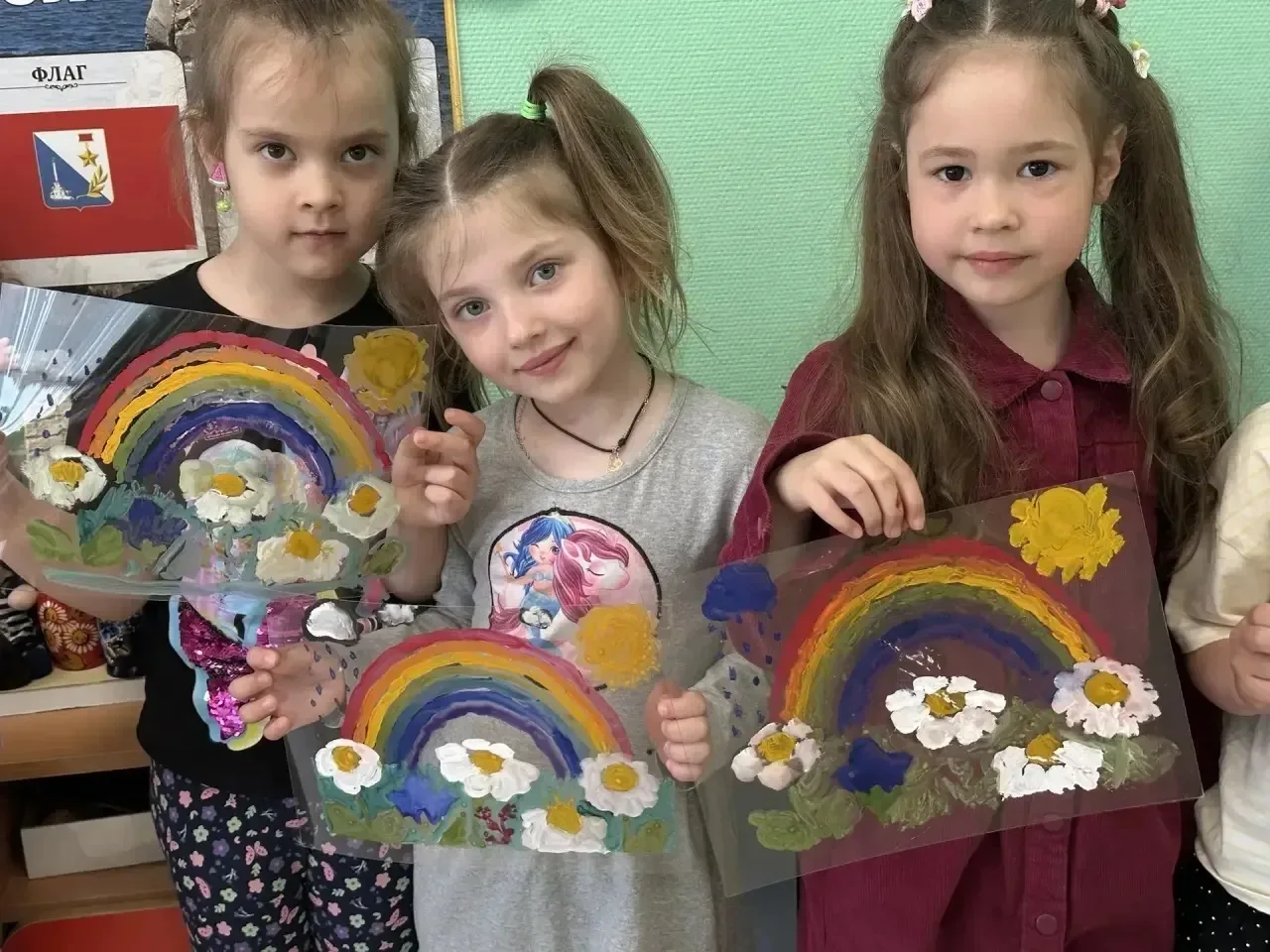 🎨 Весеннее вдохновение! Рисуем по стеклу!  В группе «Кузнечик» прошло необычное творческое занятие —