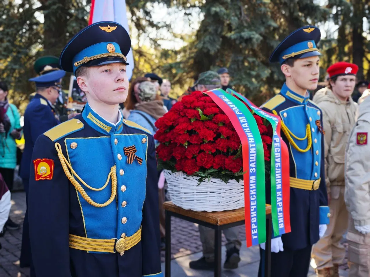 Организаторы выборов присоединились к церемонии возложения цветов в День Победы.  Петрозаводск отмет