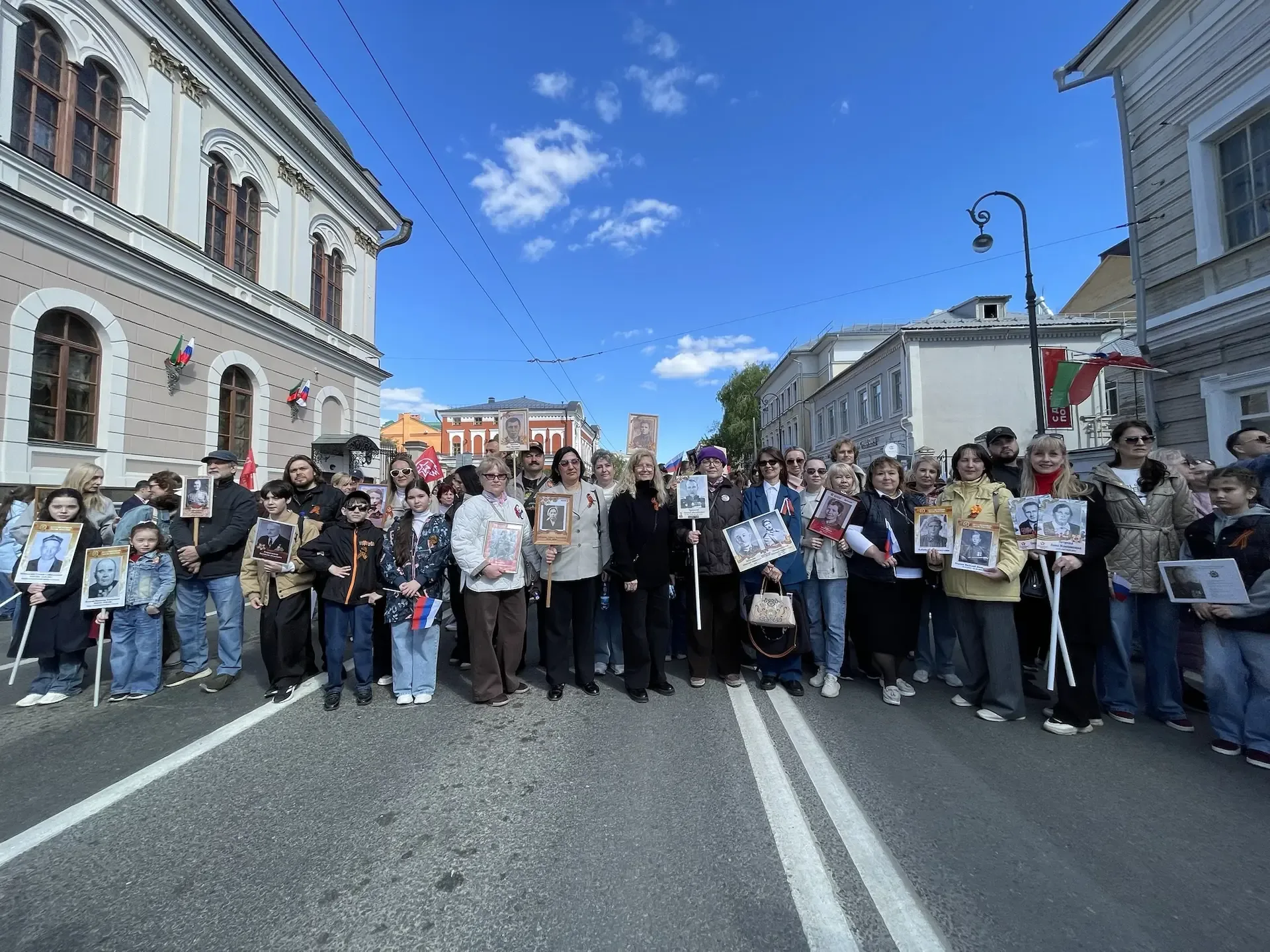 Сегодня ученики, родители и педагоги нашей гимназии прошли в Бессмертном полку! С Днём Великой Побед