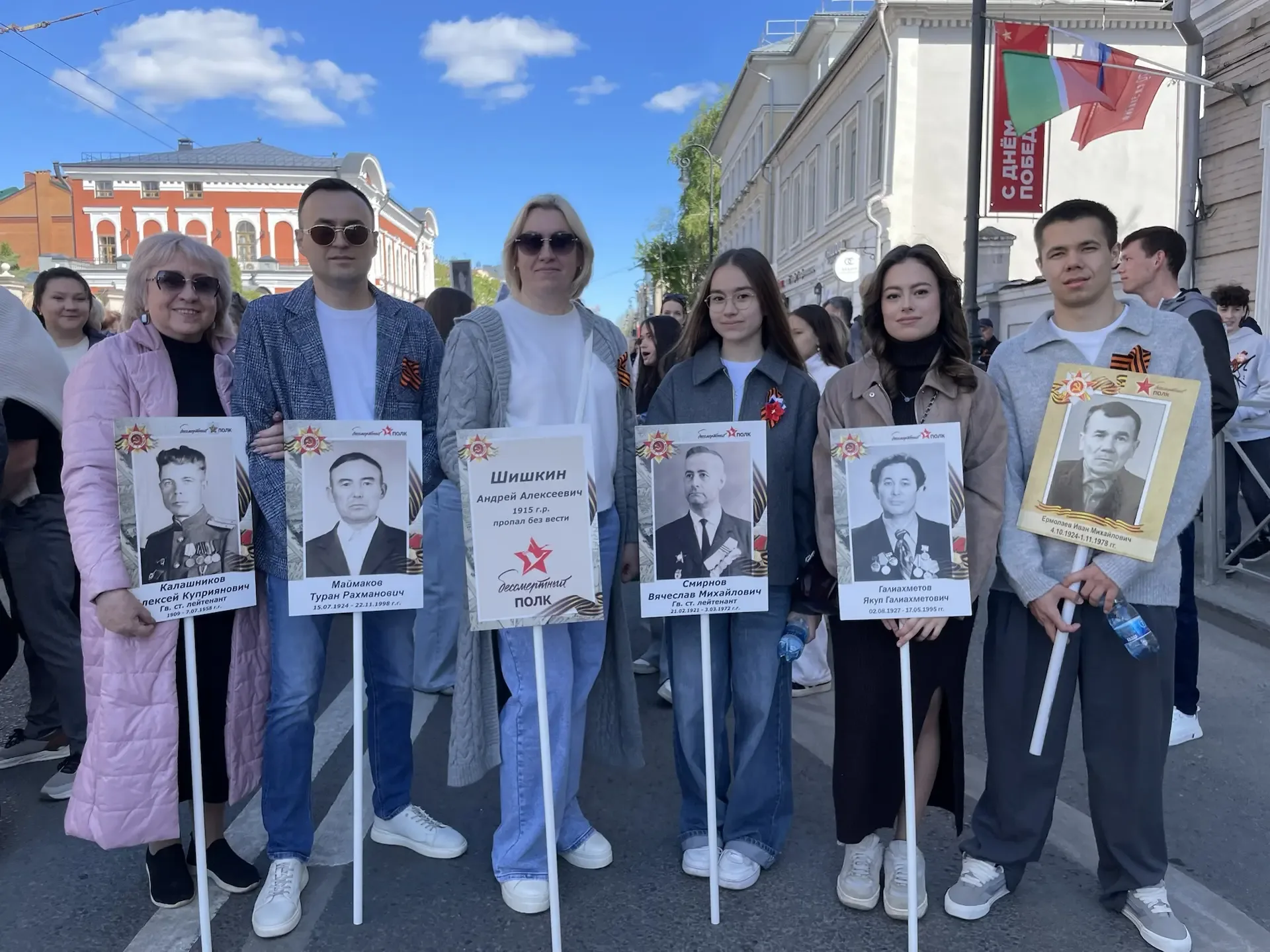 Сегодня ученики, родители и педагоги нашей гимназии прошли в Бессмертном полку! С Днём Великой Побед