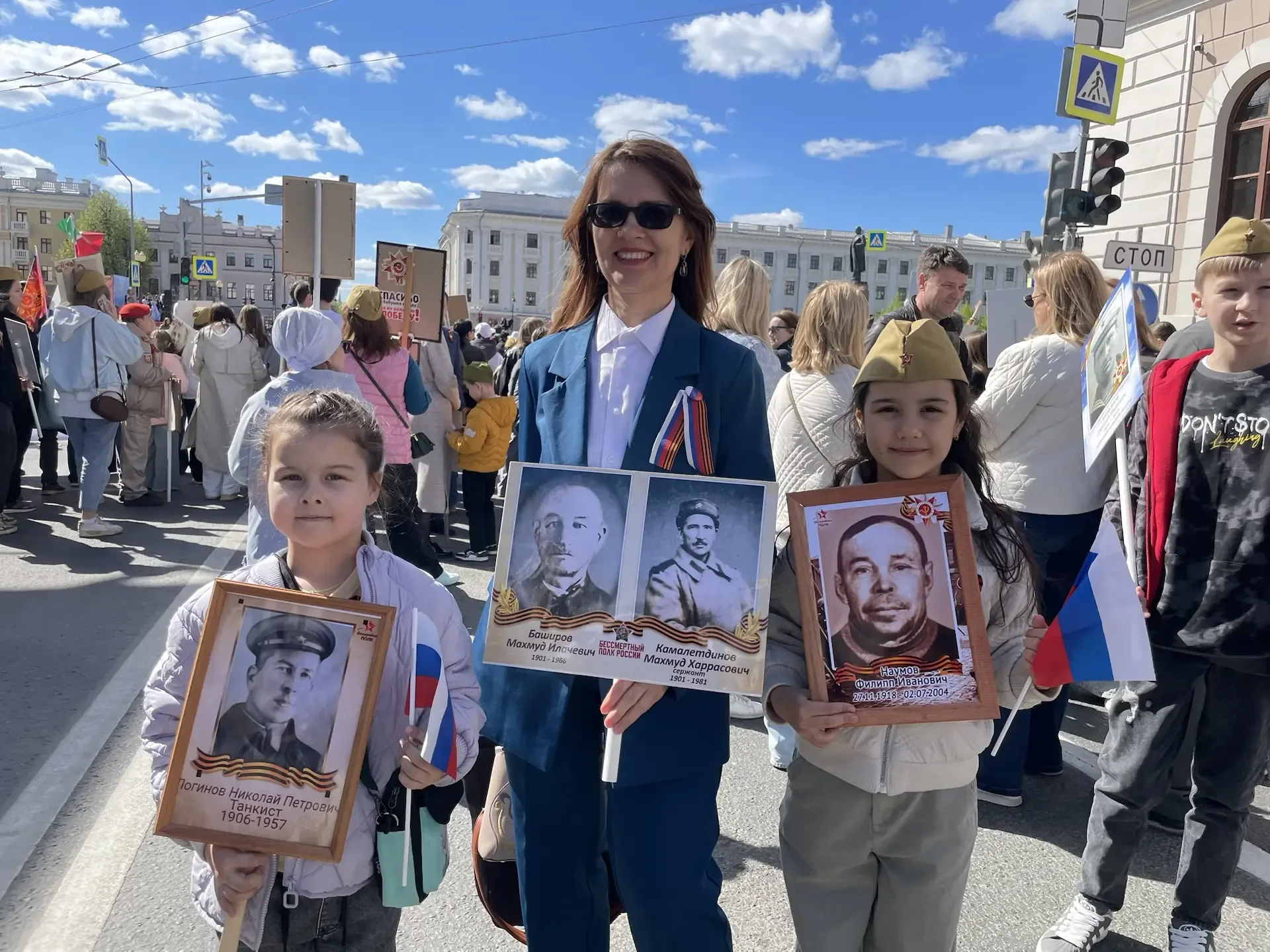 Сегодня ученики, родители и педагоги нашей гимназии прошли в Бессмертном полку! С Днём Великой Побед