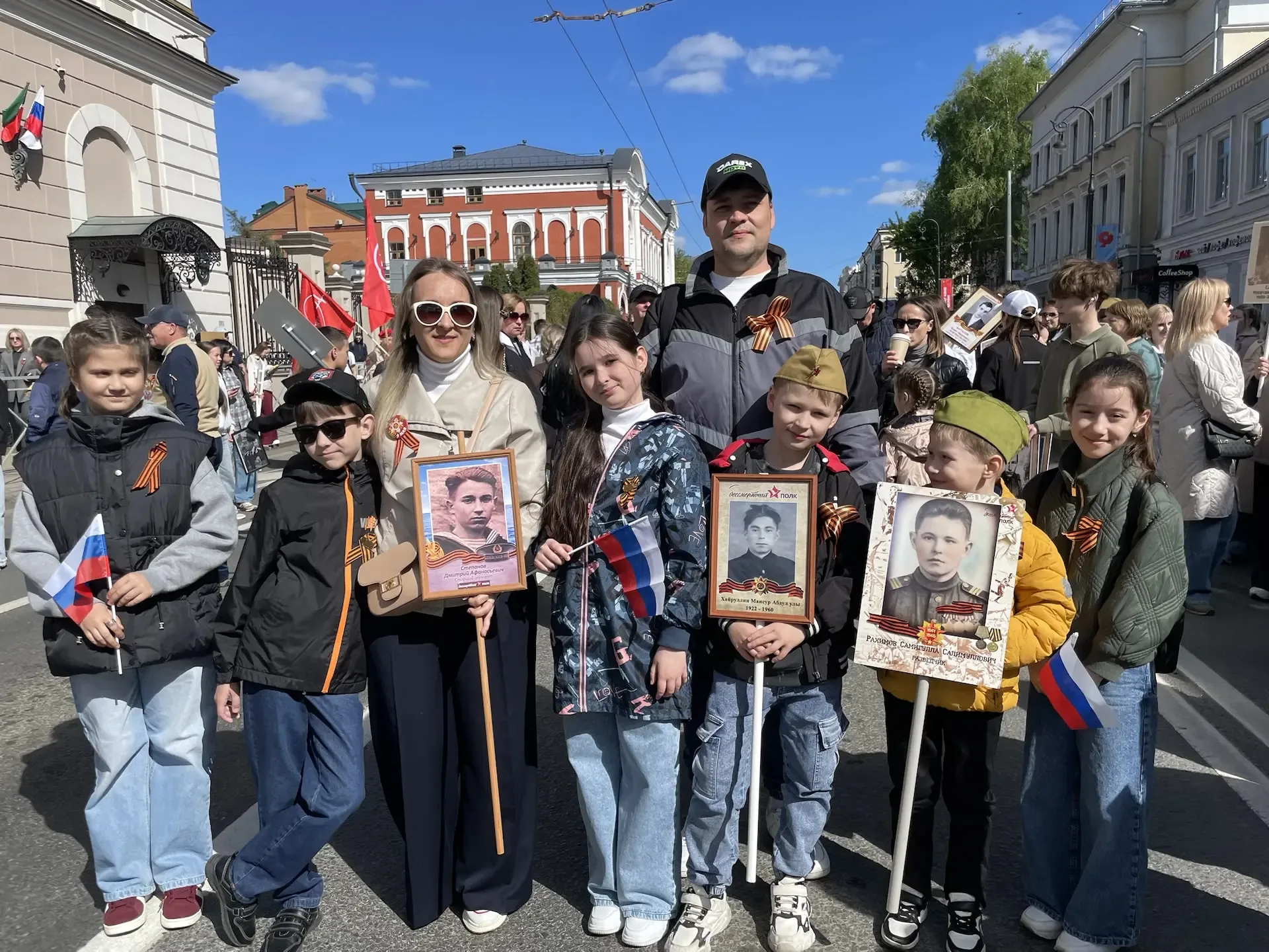 Сегодня ученики, родители и педагоги нашей гимназии прошли в Бессмертном полку! С Днём Великой Побед