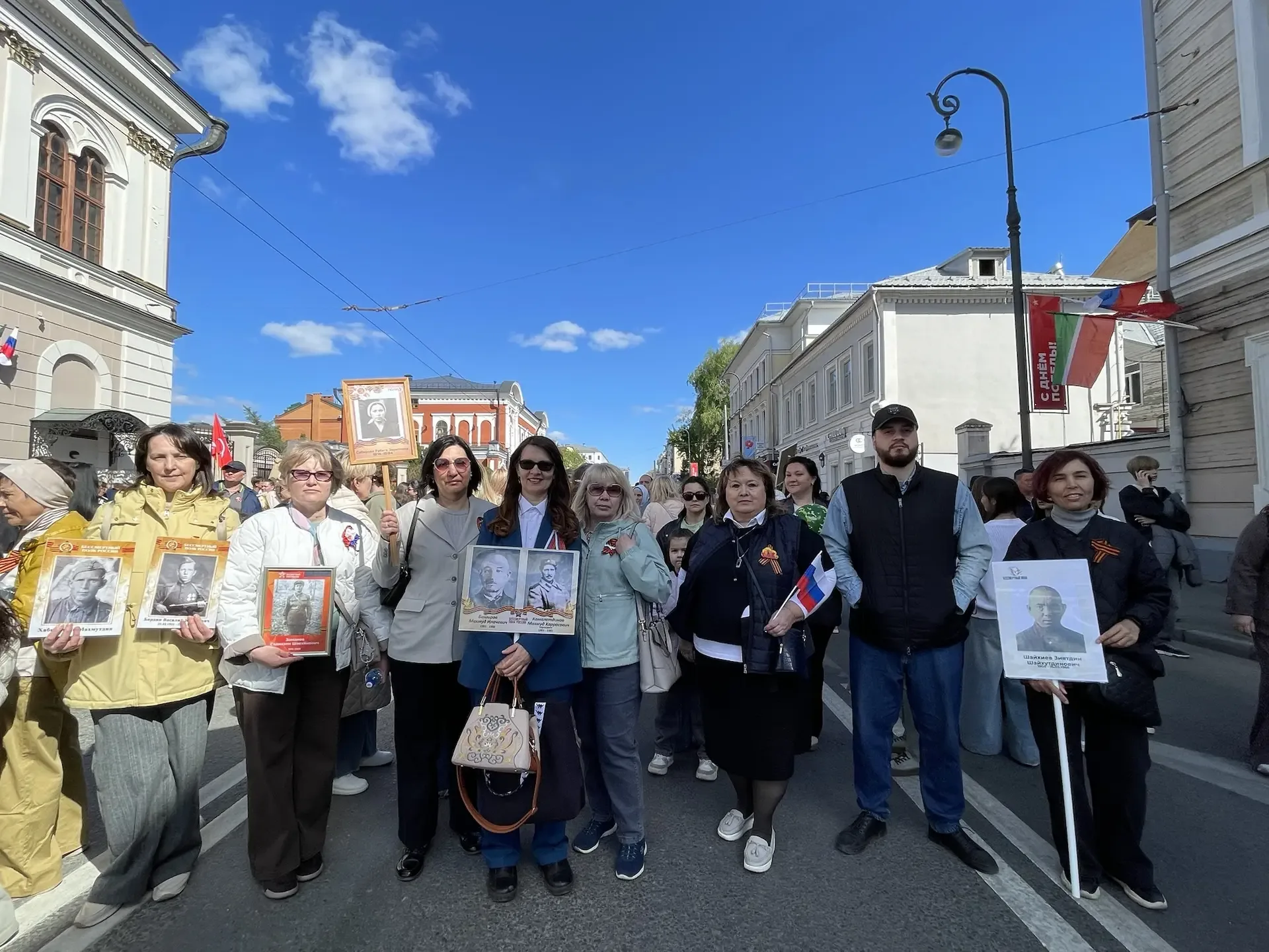 Сегодня ученики, родители и педагоги нашей гимназии прошли в Бессмертном полку! С Днём Великой Побед