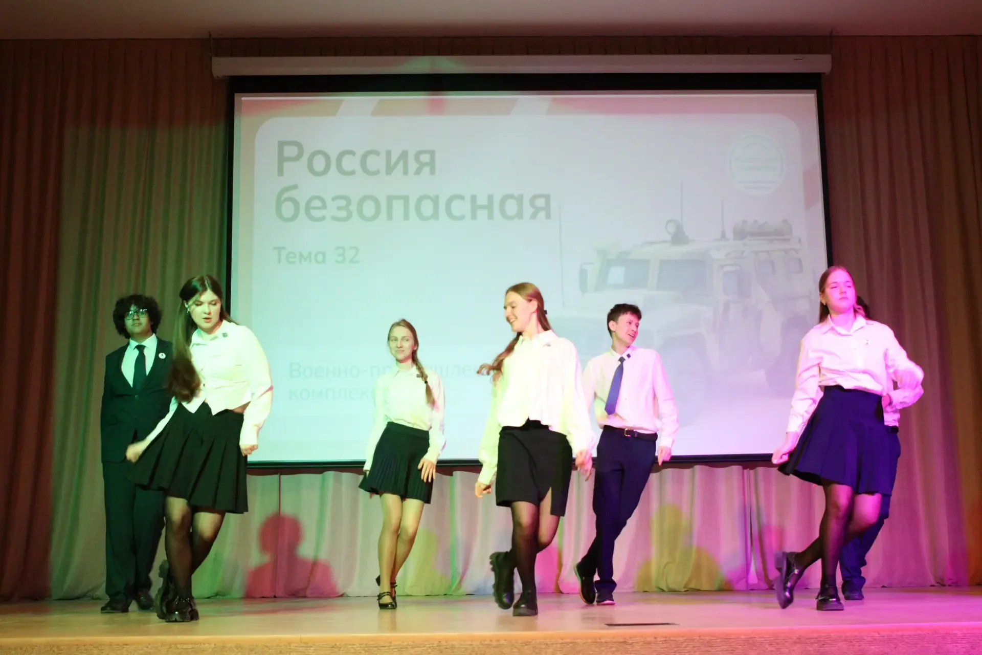 🪖 Россия безопасная: военно-промышленный комплекс   В рамках внеурочного занятия по теме «Россия без
