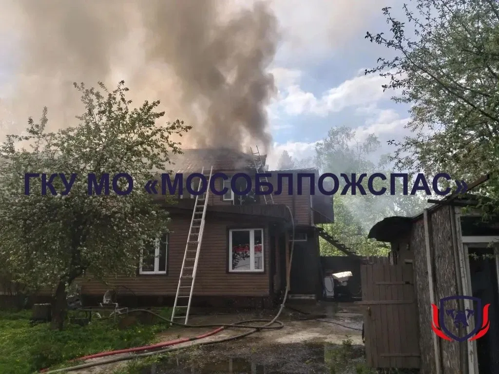 ❗Огнеборцы тушат горящий дом  📍В поселке Загорянский городского округа #Щелково произошло возгорание