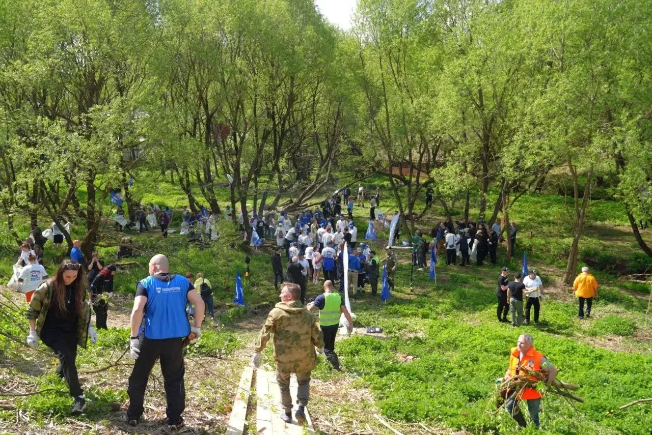 🌿 Спасатели в числе волонтёров помогли вернуть исторический облик Благовещенскому оврагу в Сергиевом