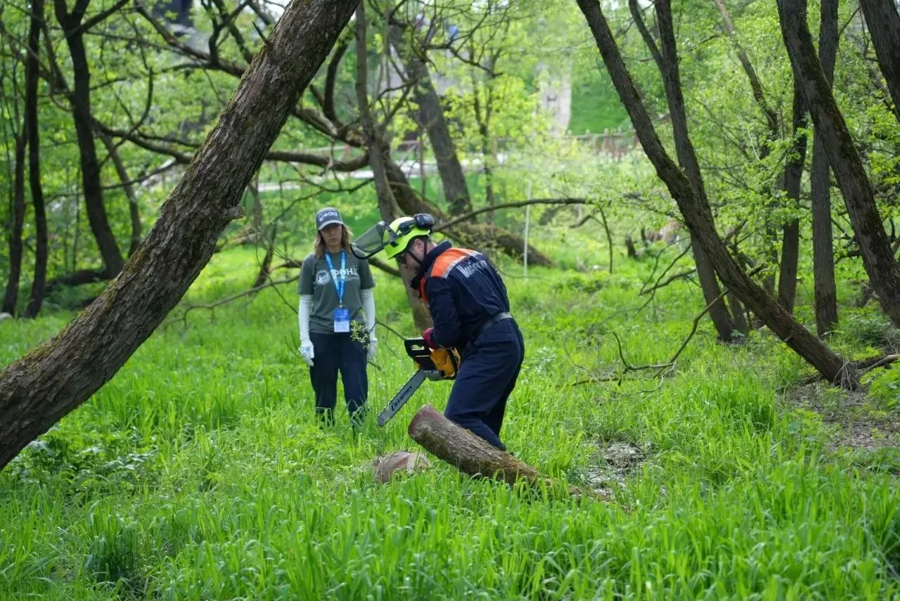 🌿 Спасатели в числе волонтёров помогли вернуть исторический облик Благовещенскому оврагу в Сергиевом