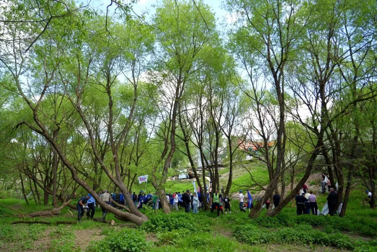 🌿 Спасатели в числе волонтёров помогли вернуть исторический облик Благовещенскому оврагу в Сергиевом