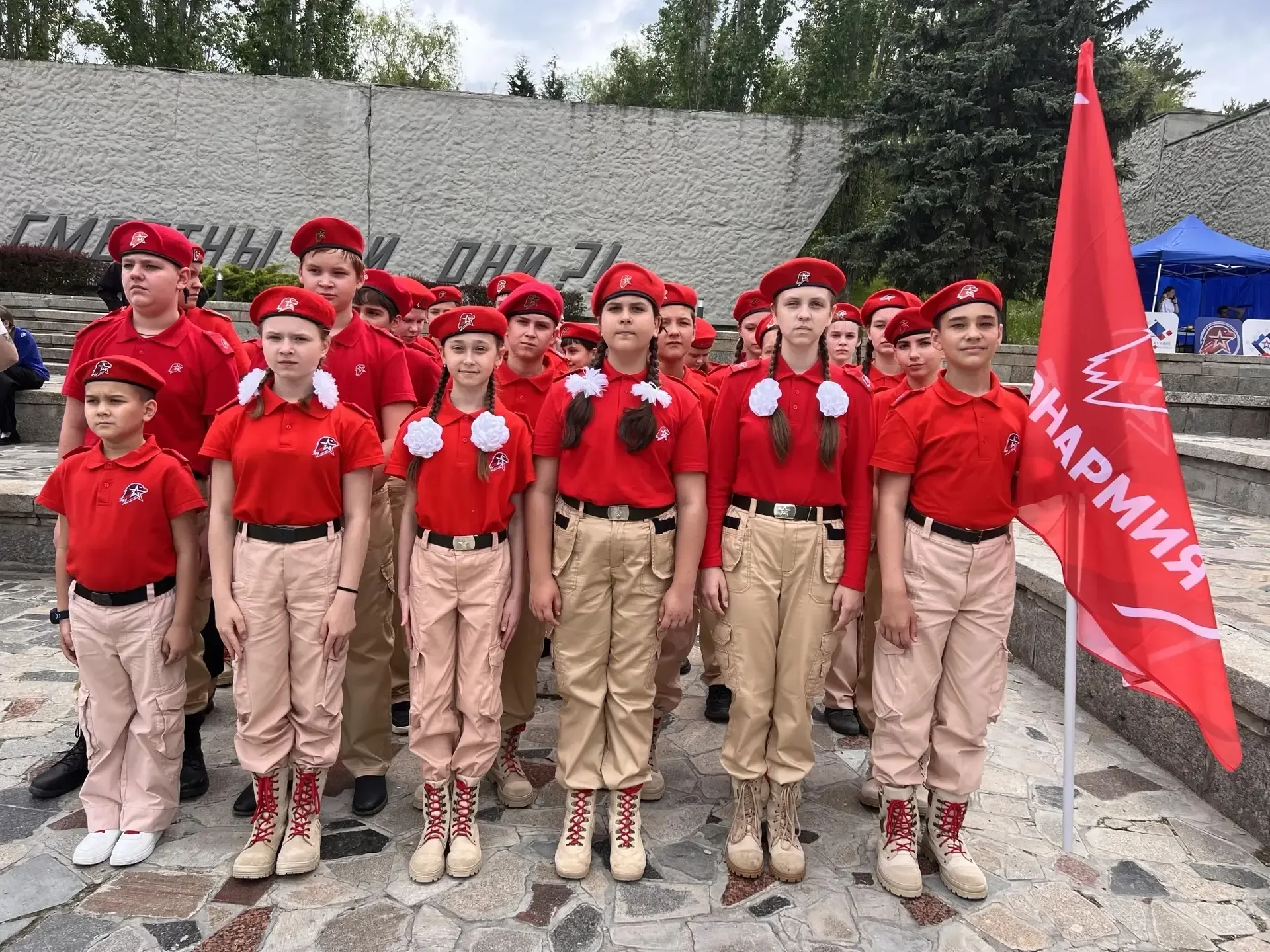 🇷🇺 Клятва на главной высоте России  Сегодня, 14 мая, на Мамаевом кургане, у стен легендарного мемори