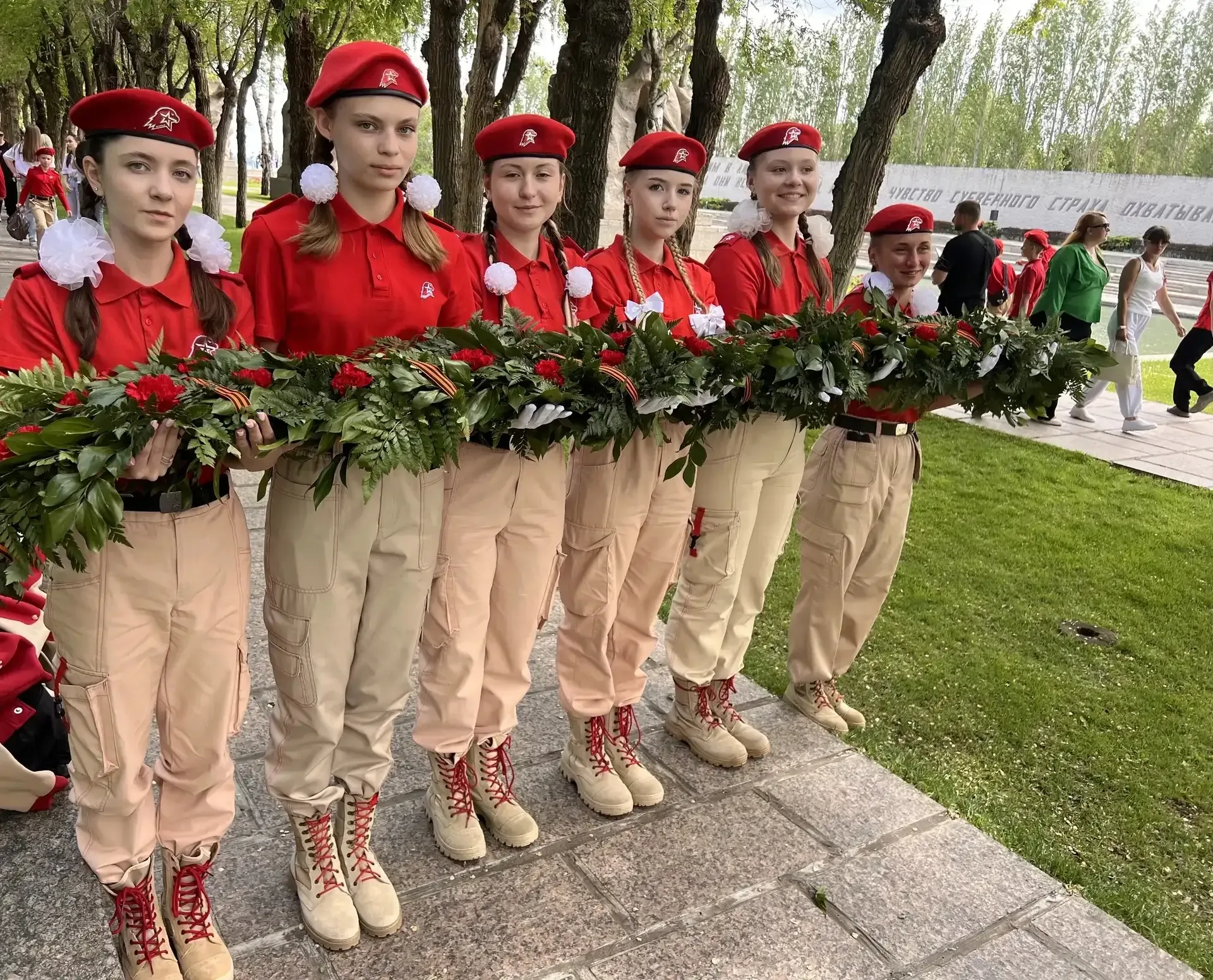 🇷🇺 Клятва на главной высоте России  Сегодня, 14 мая, на Мамаевом кургане, у стен легендарного мемори