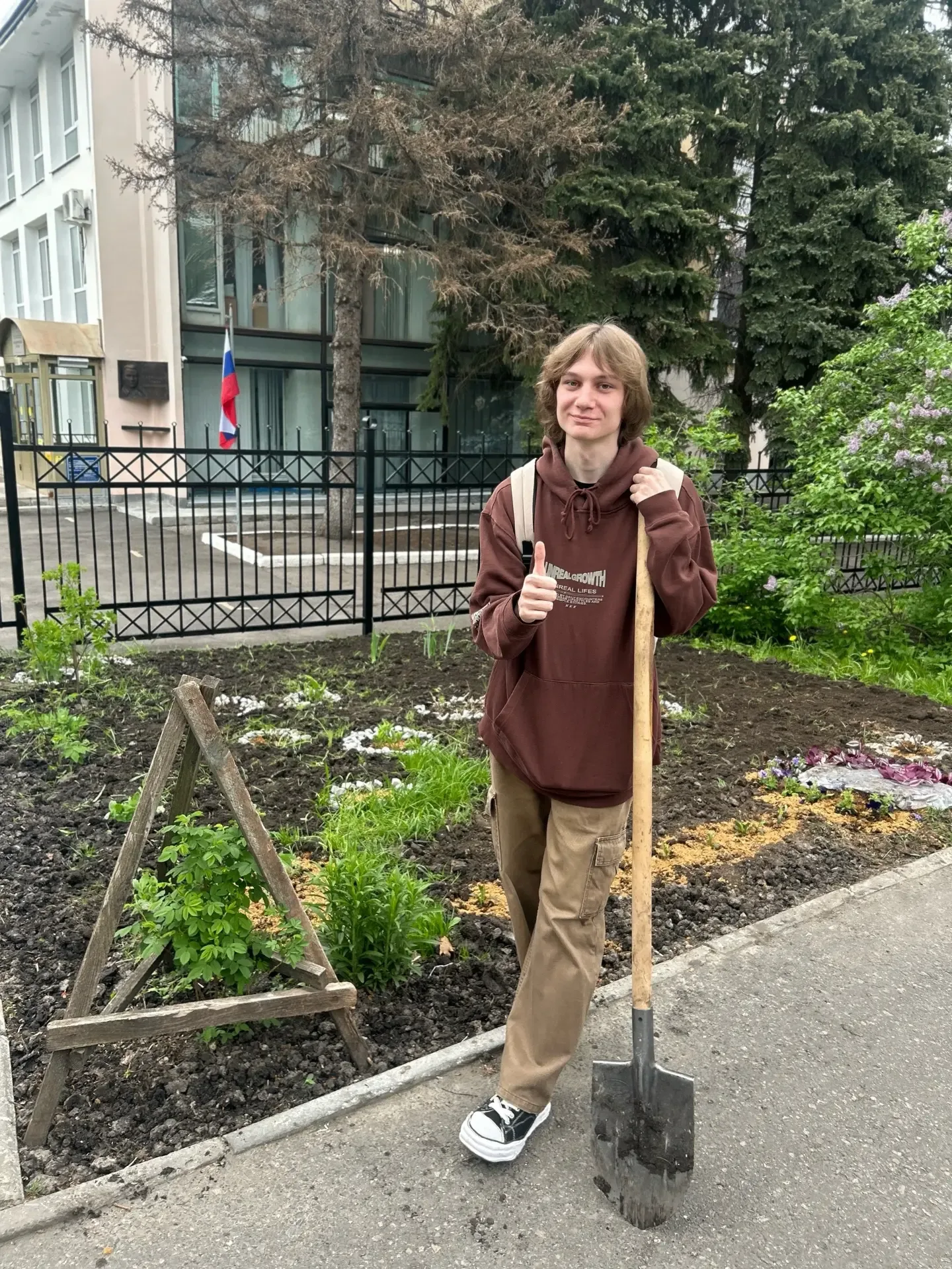 В колледже продолжают озеленять территорию 💚🌿  В Многопрофильном колледже продолжаются работы по бла
