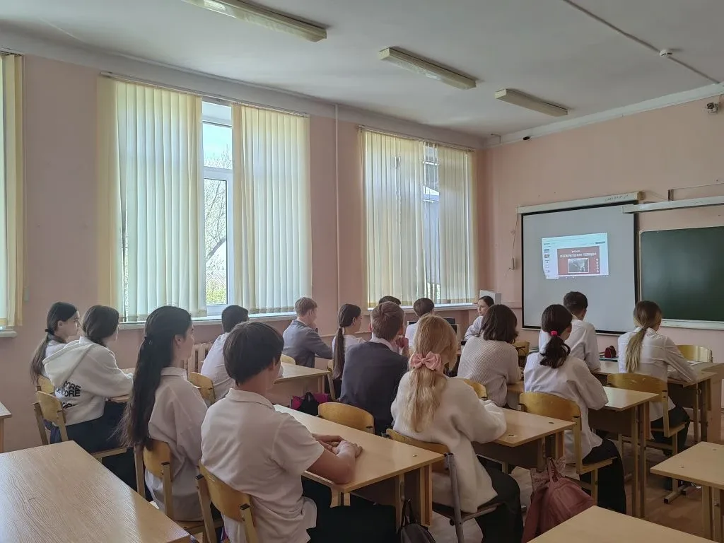📌В преддверии празднования Дня Победы в МОУ СШ 82 советник директора по воспитанию провела  урок-лек