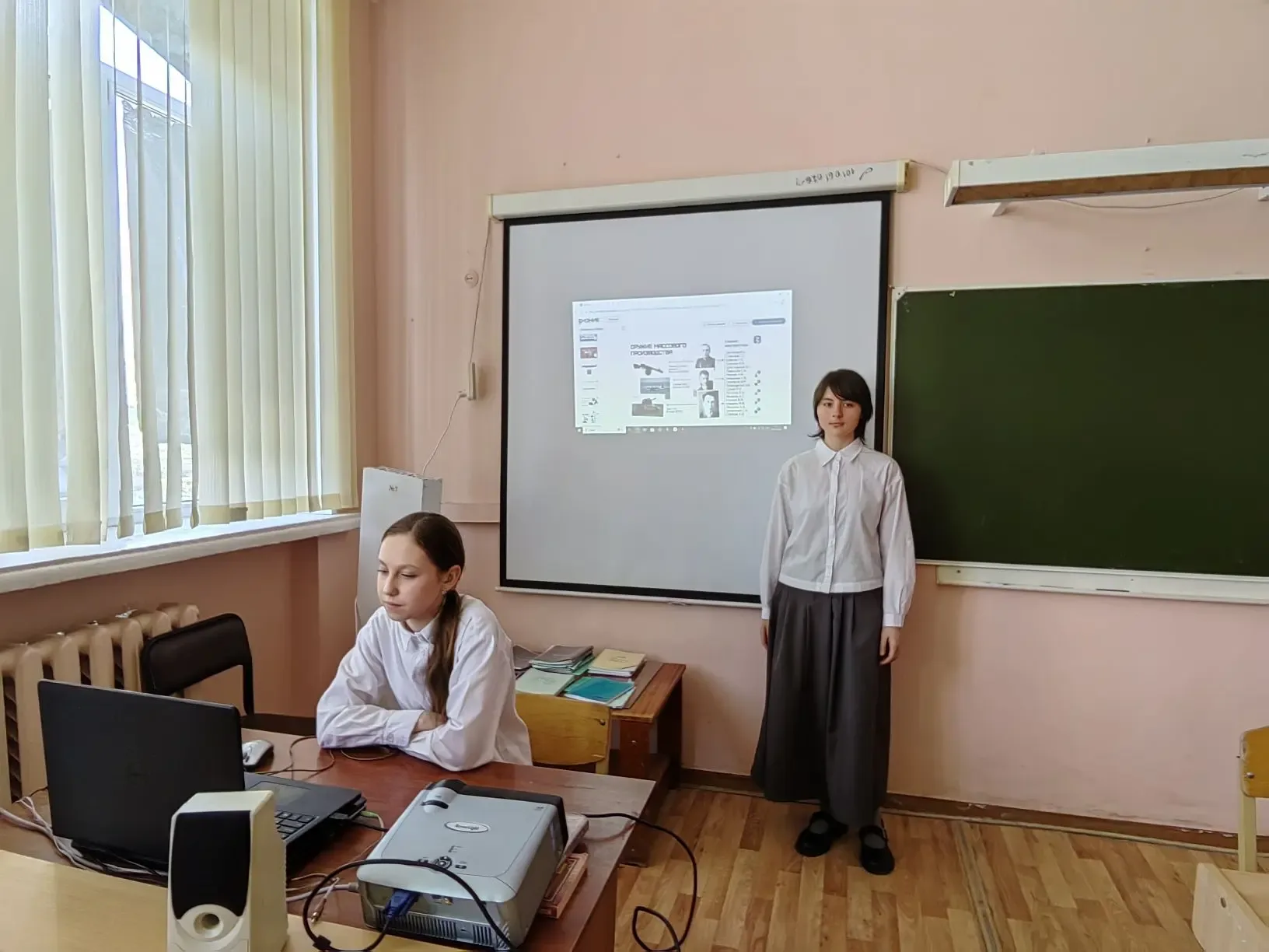 📌В преддверии празднования Дня Победы в МОУ СШ 82 советник директора по воспитанию провела  урок-лек