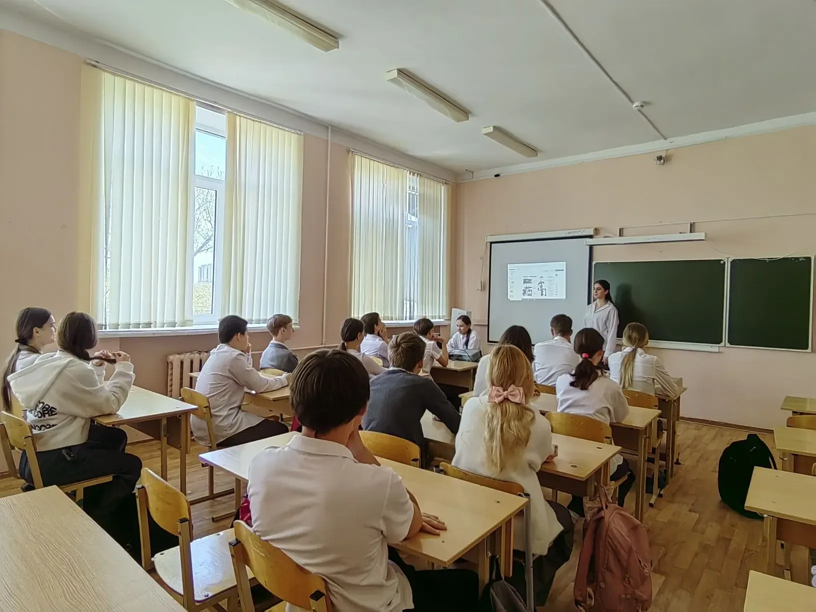 📌В преддверии празднования Дня Победы в МОУ СШ 82 советник директора по воспитанию провела  урок-лек