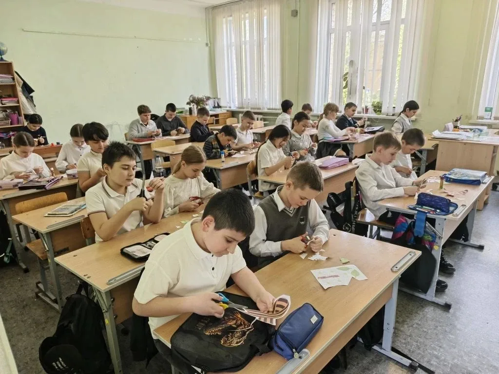 📌В преддверии празднования Дня Победы в МОУ СШ 82 советник директора по воспитанию провела  урок-лек