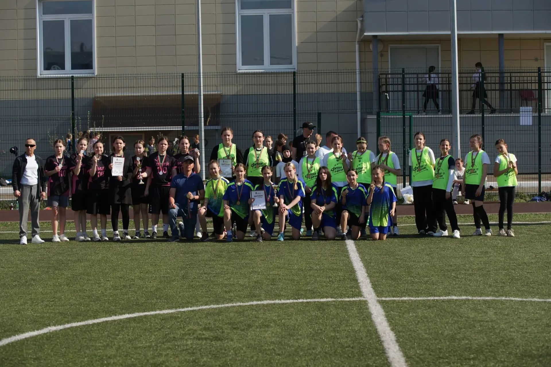 ⚽️ В пятницу на поле лицея №185 Советского района прошел районный этап «Школьной футбольной лиги» ср