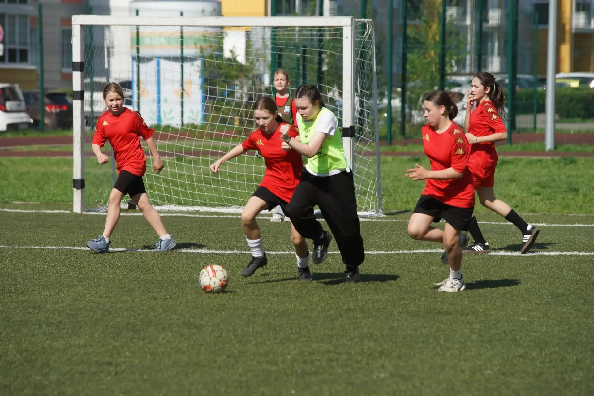 ⚽️ В пятницу на поле лицея №185 Советского района прошел районный этап «Школьной футбольной лиги» ср