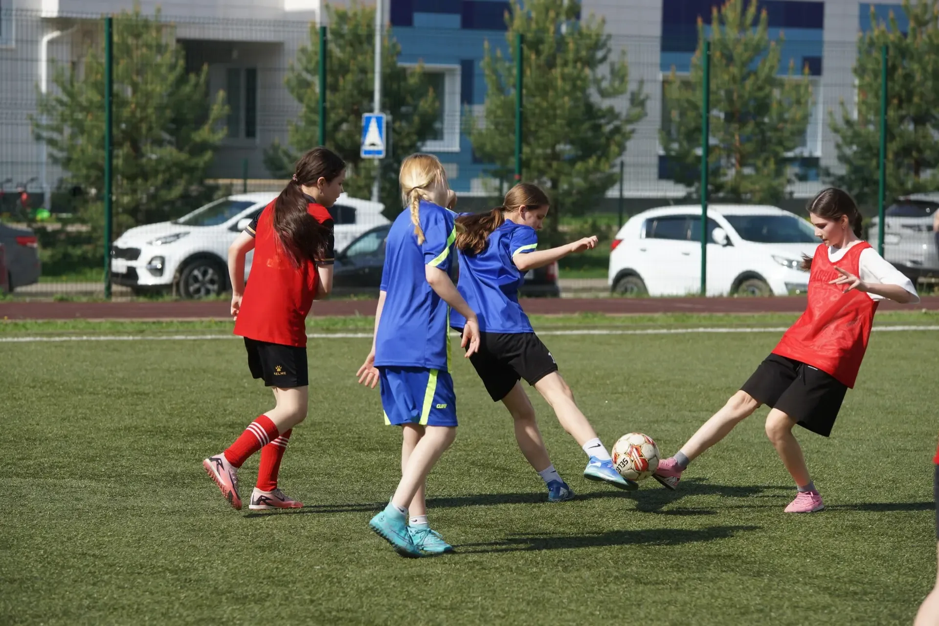 ⚽️ В пятницу на поле лицея №185 Советского района прошел районный этап «Школьной футбольной лиги» ср