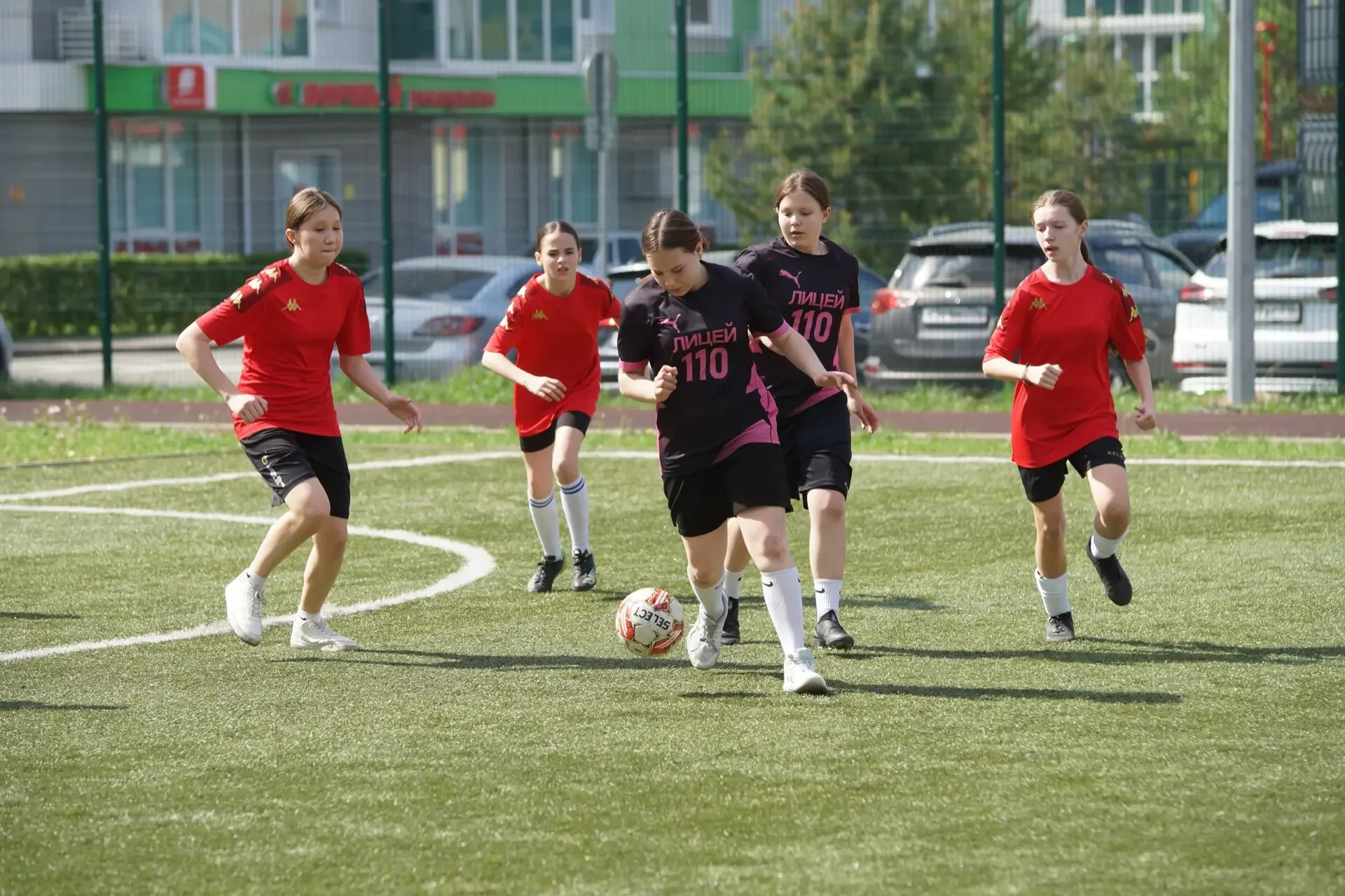 ⚽️ В пятницу на поле лицея №185 Советского района прошел районный этап «Школьной футбольной лиги» ср